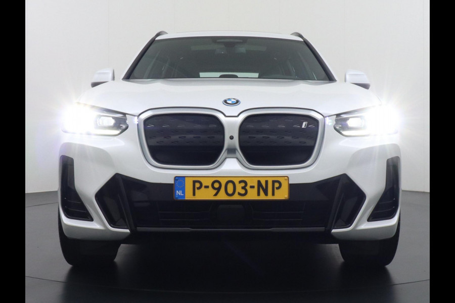 BMW iX3 High Executive 80 kWh M SPORT VAN: 46.900,- VOOR 40.877,- US HERFSTVOORDEEL: 6.023,- EURO M SPORT DEALER ONDERHOUDEN | MEGA COMPLEET (oa: DRIVING ASSIST.PROFF.-HARMAN KARDON-DODE HOEK-ELECTR.STOELEN-ADAPTIEF ONDERSTEL etc.) | RIJKLAARPIJS incl. 12mnd BOVAG