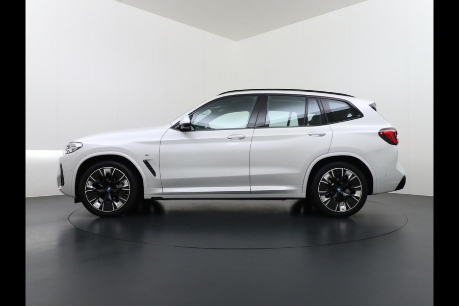 BMW iX3 High Executive 80 kWh M SPORT VAN: 46.900,- VOOR 40.877,- US HERFSTVOORDEEL: 6.023,- EURO M SPORT DEALER ONDERHOUDEN | MEGA COMPLEET (oa: DRIVING ASSIST.PROFF.-HARMAN KARDON-DODE HOEK-ELECTR.STOELEN-ADAPTIEF ONDERSTEL etc.) | RIJKLAARPIJS incl. 12mnd BOVAG