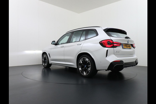 BMW iX3 High Executive 80 kWh M SPORT VAN: 46.900,- VOOR 40.877,- US HERFSTVOORDEEL: 6.023,- EURO M SPORT DEALER ONDERHOUDEN | MEGA COMPLEET (oa: DRIVING ASSIST.PROFF.-HARMAN KARDON-DODE HOEK-ELECTR.STOELEN-ADAPTIEF ONDERSTEL etc.) | RIJKLAARPIJS incl. 12mnd BOVAG