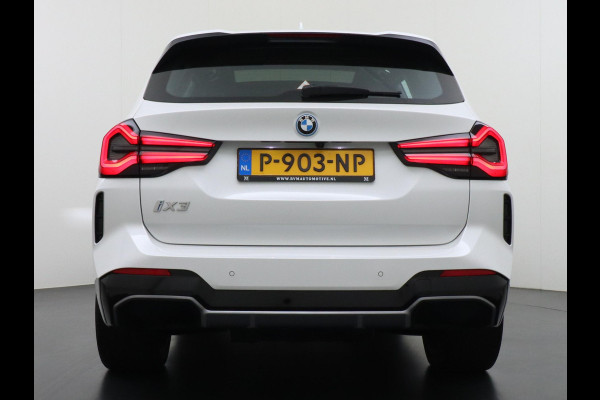 BMW iX3 High Executive 80 kWh M SPORT VAN: 46.900,- VOOR 40.877,- US HERFSTVOORDEEL: 6.023,- EURO M SPORT DEALER ONDERHOUDEN | MEGA COMPLEET (oa: DRIVING ASSIST.PROFF.-HARMAN KARDON-DODE HOEK-ELECTR.STOELEN-ADAPTIEF ONDERSTEL etc.) | RIJKLAARPIJS incl. 12mnd BOVAG