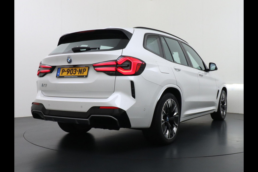 BMW iX3 High Executive 80 kWh M SPORT VAN: 46.900,- VOOR 40.877,- US HERFSTVOORDEEL: 6.023,- EURO M SPORT DEALER ONDERHOUDEN | MEGA COMPLEET (oa: DRIVING ASSIST.PROFF.-HARMAN KARDON-DODE HOEK-ELECTR.STOELEN-ADAPTIEF ONDERSTEL etc.) | RIJKLAARPIJS incl. 12mnd BOVAG