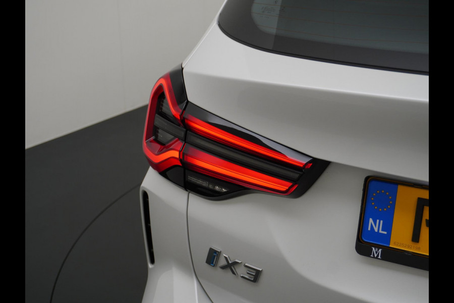 BMW iX3 High Executive 80 kWh M SPORT VAN: 46.900,- VOOR 40.877,- US HERFSTVOORDEEL: 6.023,- EURO M SPORT DEALER ONDERHOUDEN | MEGA COMPLEET (oa: DRIVING ASSIST.PROFF.-HARMAN KARDON-DODE HOEK-ELECTR.STOELEN-ADAPTIEF ONDERSTEL etc.) | RIJKLAARPIJS incl. 12mnd BOVAG