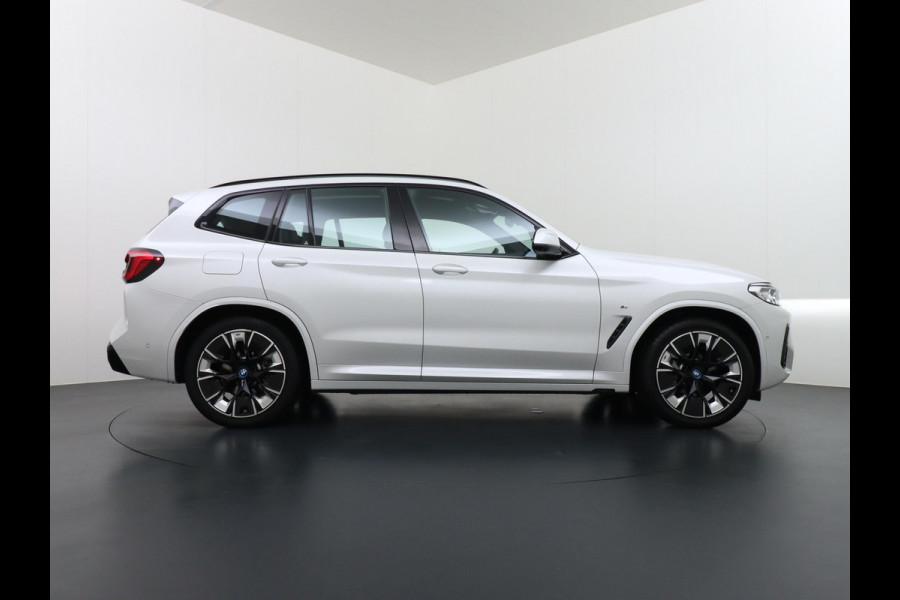 BMW iX3 High Executive 80 kWh M SPORT VAN: 46.900,- VOOR 40.877,- US HERFSTVOORDEEL: 6.023,- EURO M SPORT DEALER ONDERHOUDEN | MEGA COMPLEET (oa: DRIVING ASSIST.PROFF.-HARMAN KARDON-DODE HOEK-ELECTR.STOELEN-ADAPTIEF ONDERSTEL etc.) | RIJKLAARPIJS incl. 12mnd BOVAG