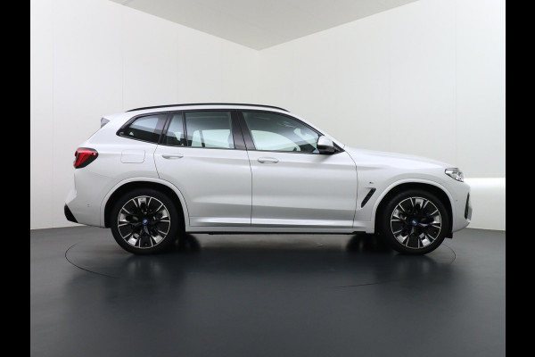 BMW iX3 High Executive 80 kWh M SPORT VAN: 46.900,- VOOR 40.877,- US HERFSTVOORDEEL: 6.023,- EURO M SPORT DEALER ONDERHOUDEN | MEGA COMPLEET (oa: DRIVING ASSIST.PROFF.-HARMAN KARDON-DODE HOEK-ELECTR.STOELEN-ADAPTIEF ONDERSTEL etc.) | RIJKLAARPIJS incl. 12mnd BOVAG