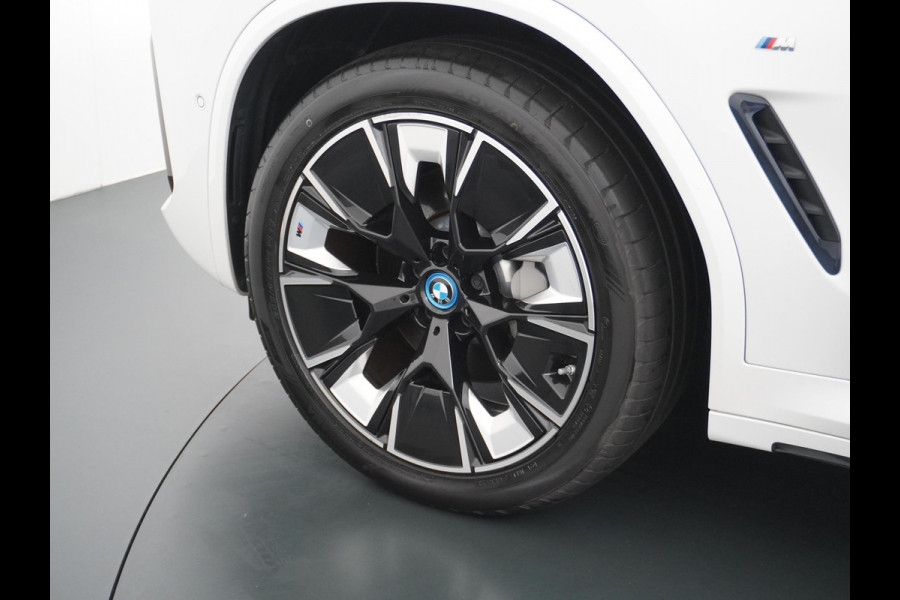 BMW iX3 High Executive 80 kWh M SPORT VAN: 46.900,- VOOR 40.877,- US HERFSTVOORDEEL: 6.023,- EURO M SPORT DEALER ONDERHOUDEN | MEGA COMPLEET (oa: DRIVING ASSIST.PROFF.-HARMAN KARDON-DODE HOEK-ELECTR.STOELEN-ADAPTIEF ONDERSTEL etc.) | RIJKLAARPIJS incl. 12mnd BOVAG