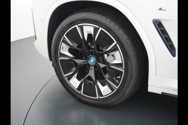 BMW iX3 High Executive 80 kWh M SPORT VAN: 46.900,- VOOR 40.877,- US HERFSTVOORDEEL: 6.023,- EURO M SPORT DEALER ONDERHOUDEN | MEGA COMPLEET (oa: DRIVING ASSIST.PROFF.-HARMAN KARDON-DODE HOEK-ELECTR.STOELEN-ADAPTIEF ONDERSTEL etc.) | RIJKLAARPIJS incl. 12mnd BOVAG
