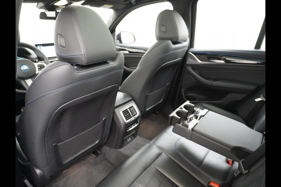 BMW iX3 High Executive 80 kWh M SPORT VAN: 46.900,- VOOR 40.877,- US HERFSTVOORDEEL: 6.023,- EURO M SPORT DEALER ONDERHOUDEN | MEGA COMPLEET (oa: DRIVING ASSIST.PROFF.-HARMAN KARDON-DODE HOEK-ELECTR.STOELEN-ADAPTIEF ONDERSTEL etc.) | RIJKLAARPIJS incl. 12mnd BOVAG