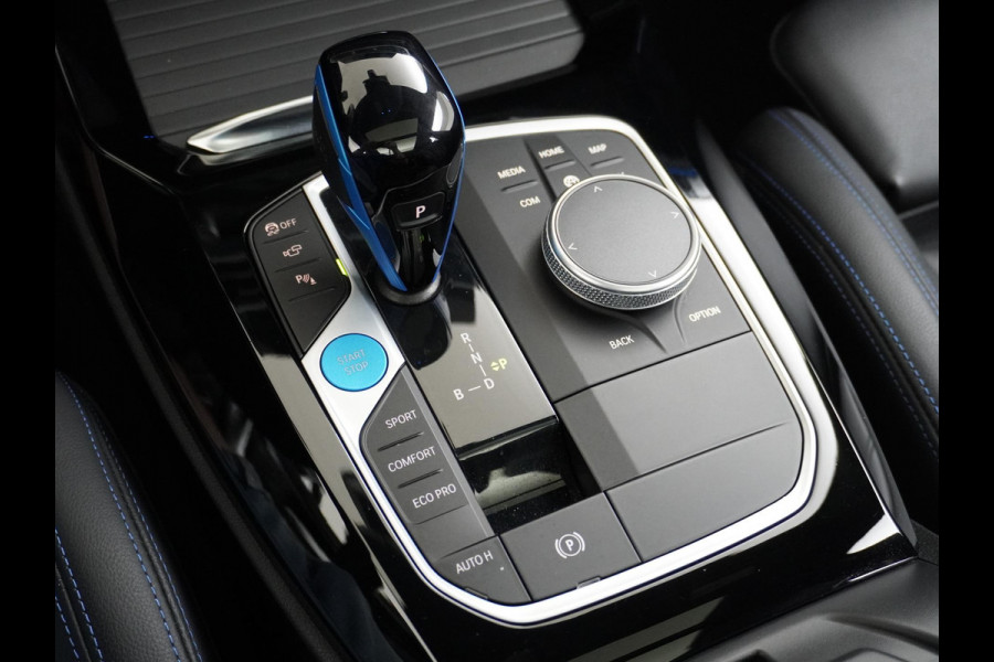 BMW iX3 High Executive 80 kWh M SPORT VAN: 46.900,- VOOR 40.877,- US HERFSTVOORDEEL: 6.023,- EURO M SPORT DEALER ONDERHOUDEN | MEGA COMPLEET (oa: DRIVING ASSIST.PROFF.-HARMAN KARDON-DODE HOEK-ELECTR.STOELEN-ADAPTIEF ONDERSTEL etc.) | RIJKLAARPIJS incl. 12mnd BOVAG