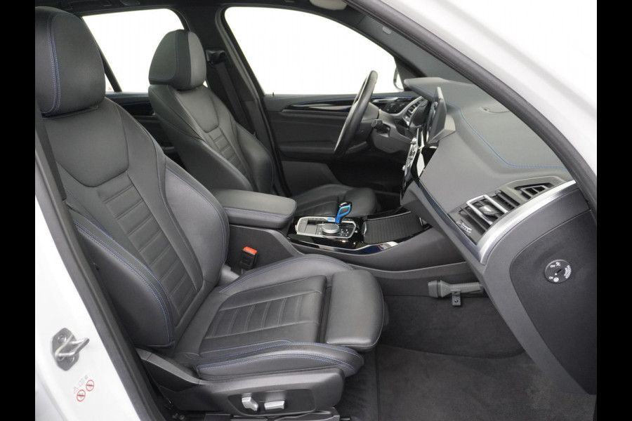 BMW iX3 High Executive 80 kWh M SPORT VAN: 46.900,- VOOR 40.877,- US HERFSTVOORDEEL: 6.023,- EURO M SPORT DEALER ONDERHOUDEN | MEGA COMPLEET (oa: DRIVING ASSIST.PROFF.-HARMAN KARDON-DODE HOEK-ELECTR.STOELEN-ADAPTIEF ONDERSTEL etc.) | RIJKLAARPIJS incl. 12mnd BOVAG