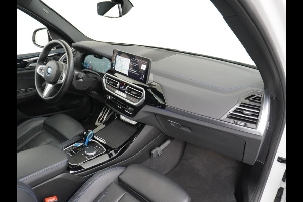 BMW iX3 High Executive 80 kWh M SPORT VAN: 46.900,- VOOR 40.877,- US HERFSTVOORDEEL: 6.023,- EURO M SPORT DEALER ONDERHOUDEN | MEGA COMPLEET (oa: DRIVING ASSIST.PROFF.-HARMAN KARDON-DODE HOEK-ELECTR.STOELEN-ADAPTIEF ONDERSTEL etc.) | RIJKLAARPIJS incl. 12mnd BOVAG