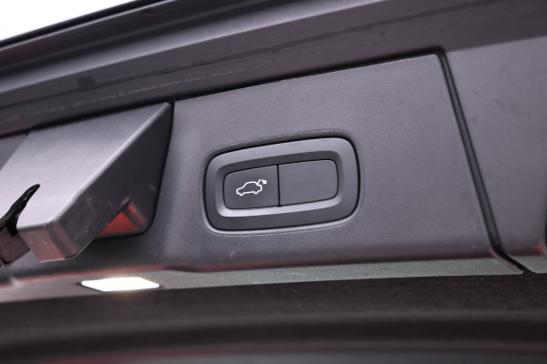 Volvo V90 2.0 T5 Momentum Leer, Trekhaak, Automaat, Digital dash.