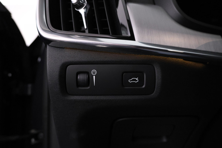 Volvo V90 2.0 T5 Momentum Leer, Trekhaak, Automaat, Digital dash.