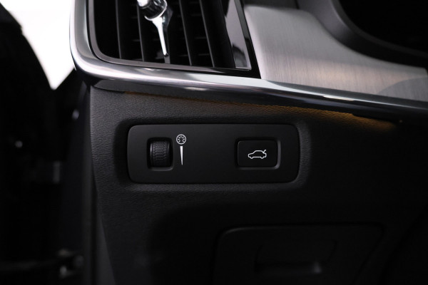 Volvo V90 2.0 T5 Momentum Leer, Trekhaak, Automaat, Digital dash.