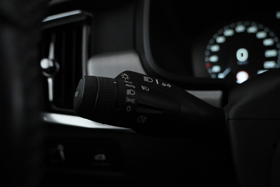 Volvo V90 2.0 T5 Momentum Leer, Trekhaak, Automaat, Digital dash.
