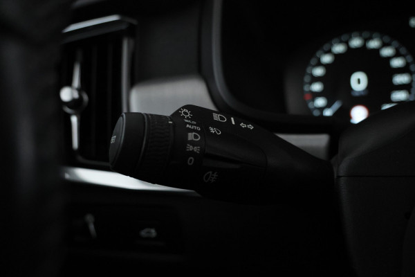 Volvo V90 2.0 T5 Momentum Leer, Trekhaak, Automaat, Digital dash.