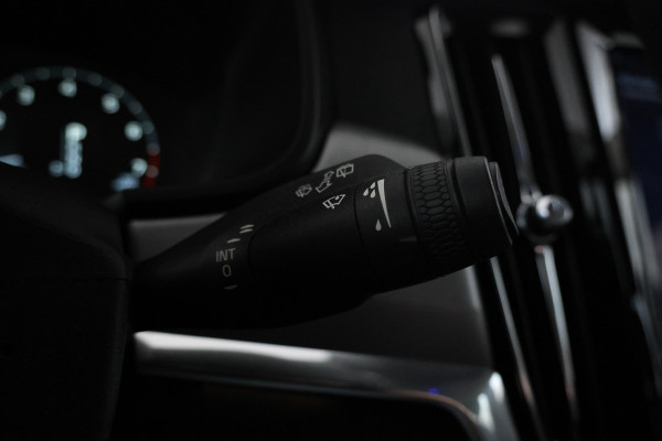 Volvo V90 2.0 T5 Momentum Leer, Trekhaak, Automaat, Digital dash.
