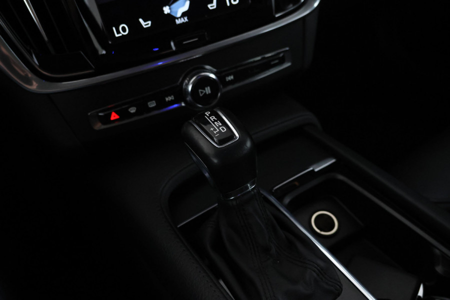 Volvo V90 2.0 T5 Momentum Leer, Trekhaak, Automaat, Digital dash.