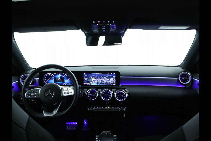 Mercedes-Benz A-Klasse 180 Business Solution AMG | AMG Line | Night Pakket | Panorama Schuif-Kanteldak | Sfeerverlichting | Inclusief 24 maanden MB Certified garantie voor Europa.