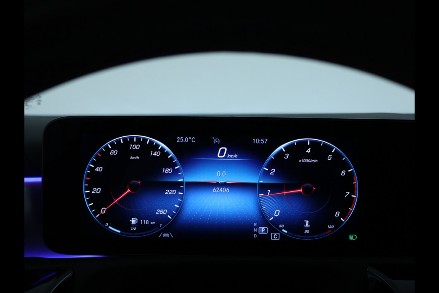 Mercedes-Benz A-Klasse 180 Business Solution AMG | AMG Line | Night Pakket | Panorama Schuif-Kanteldak | Sfeerverlichting | Inclusief 24 maanden MB Certified garantie voor Europa.