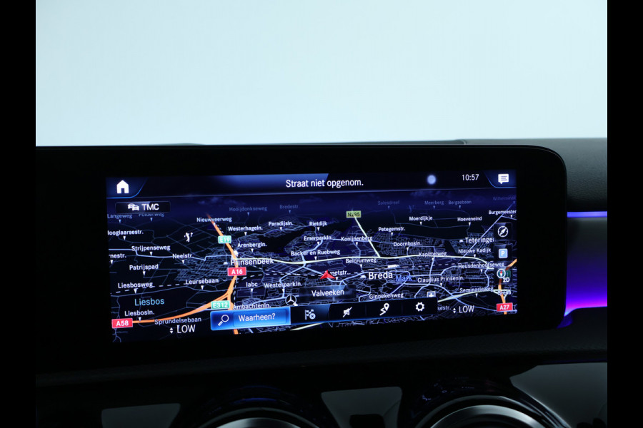 Mercedes-Benz A-Klasse 180 Business Solution AMG | AMG Line | Night Pakket | Panorama Schuif-Kanteldak | Sfeerverlichting | Inclusief 24 maanden MB Certified garantie voor Europa.