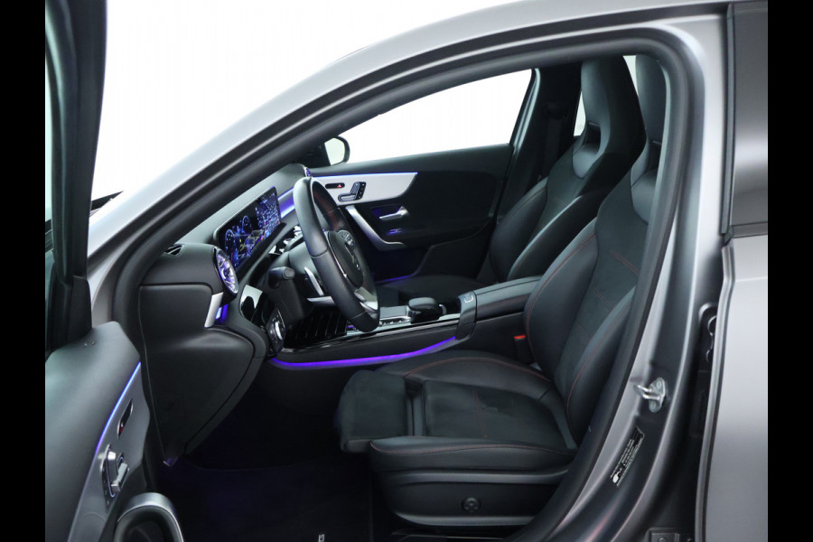 Mercedes-Benz A-Klasse 180 Business Solution AMG | AMG Line | Night Pakket | Panorama Schuif-Kanteldak | Sfeerverlichting | Inclusief 24 maanden MB Certified garantie voor Europa.