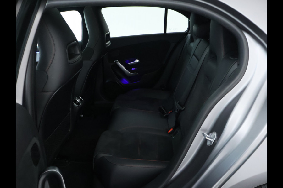 Mercedes-Benz A-Klasse 180 Business Solution AMG | AMG Line | Night Pakket | Panorama Schuif-Kanteldak | Sfeerverlichting | Inclusief 24 maanden MB Certified garantie voor Europa.