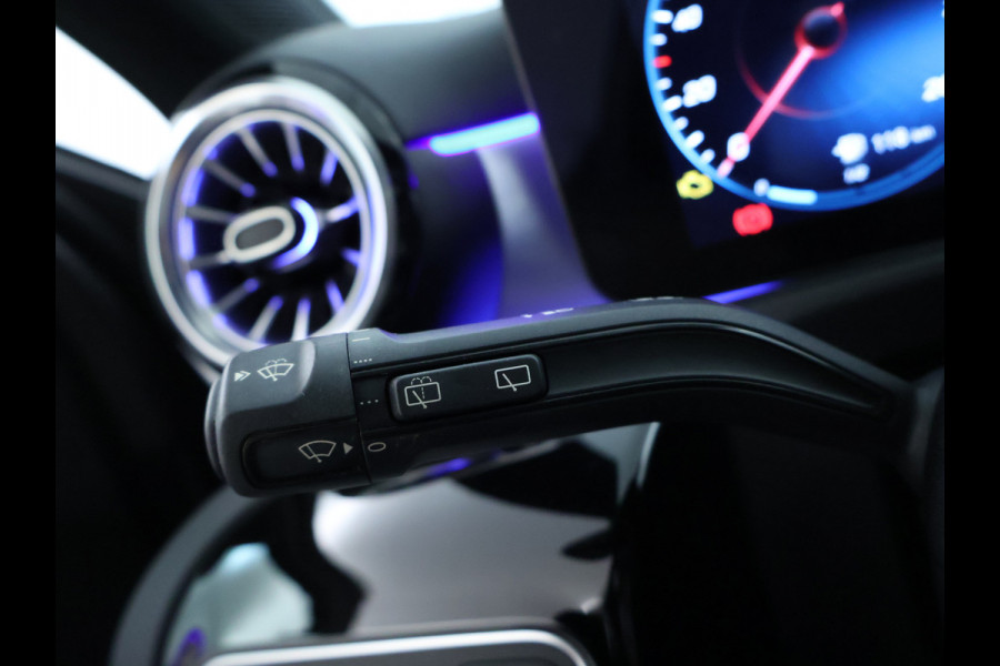 Mercedes-Benz A-Klasse 180 Business Solution AMG | AMG Line | Night Pakket | Panorama Schuif-Kanteldak | Sfeerverlichting | Inclusief 24 maanden MB Certified garantie voor Europa.