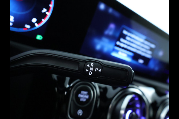 Mercedes-Benz A-Klasse 180 Business Solution AMG | AMG Line | Night Pakket | Panorama Schuif-Kanteldak | Sfeerverlichting | Inclusief 24 maanden MB Certified garantie voor Europa.