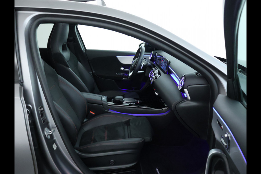 Mercedes-Benz A-Klasse 180 Business Solution AMG | AMG Line | Night Pakket | Panorama Schuif-Kanteldak | Sfeerverlichting | Inclusief 24 maanden MB Certified garantie voor Europa.