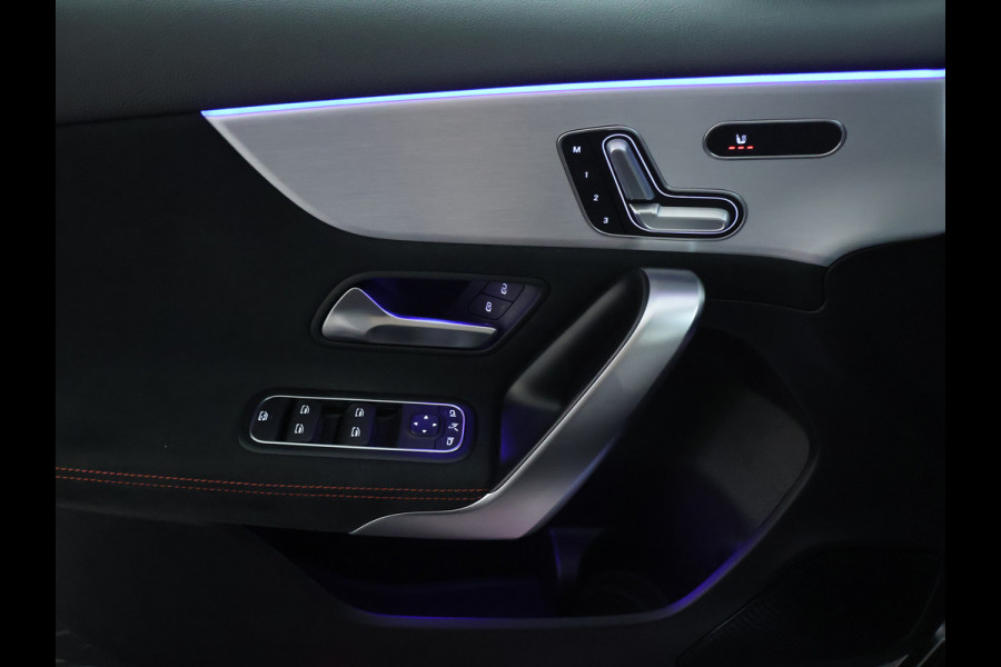 Mercedes-Benz A-Klasse 180 Business Solution AMG | AMG Line | Night Pakket | Panorama Schuif-Kanteldak | Sfeerverlichting | Inclusief 24 maanden MB Certified garantie voor Europa.