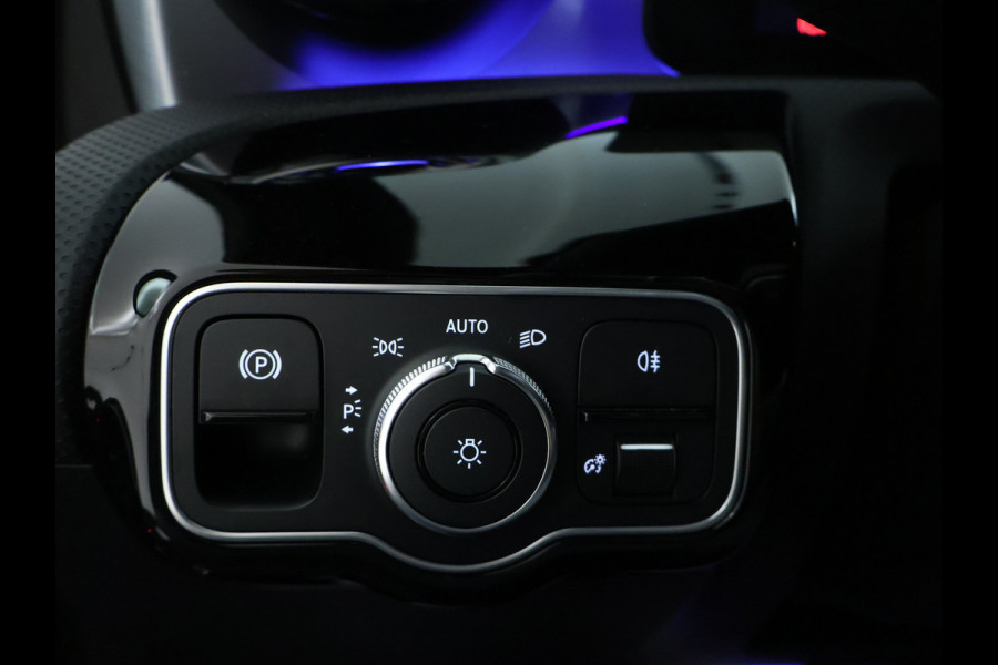 Mercedes-Benz A-Klasse 180 Business Solution AMG | AMG Line | Night Pakket | Panorama Schuif-Kanteldak | Sfeerverlichting | Inclusief 24 maanden MB Certified garantie voor Europa.