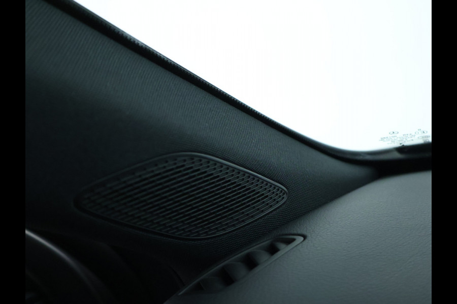 Mercedes-Benz A-Klasse 180 Business Solution AMG | AMG Line | Night Pakket | Panorama Schuif-Kanteldak | Sfeerverlichting | Inclusief 24 maanden MB Certified garantie voor Europa.