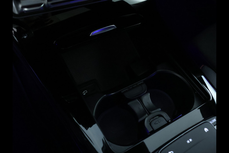 Mercedes-Benz A-Klasse 180 Business Solution AMG | AMG Line | Night Pakket | Panorama Schuif-Kanteldak | Sfeerverlichting | Inclusief 24 maanden MB Certified garantie voor Europa.