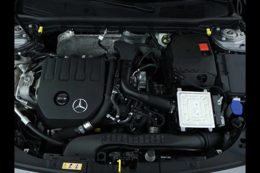 Mercedes-Benz A-Klasse 180 Business Solution AMG | AMG Line | Night Pakket | Panorama Schuif-Kanteldak | Sfeerverlichting | Inclusief 24 maanden MB Certified garantie voor Europa.