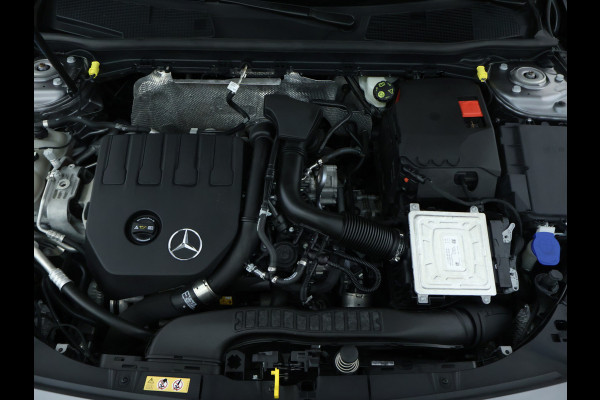 Mercedes-Benz A-Klasse 180 Business Solution AMG | AMG Line | Night Pakket | Panorama Schuif-Kanteldak | Sfeerverlichting | Inclusief 24 maanden MB Certified garantie voor Europa.