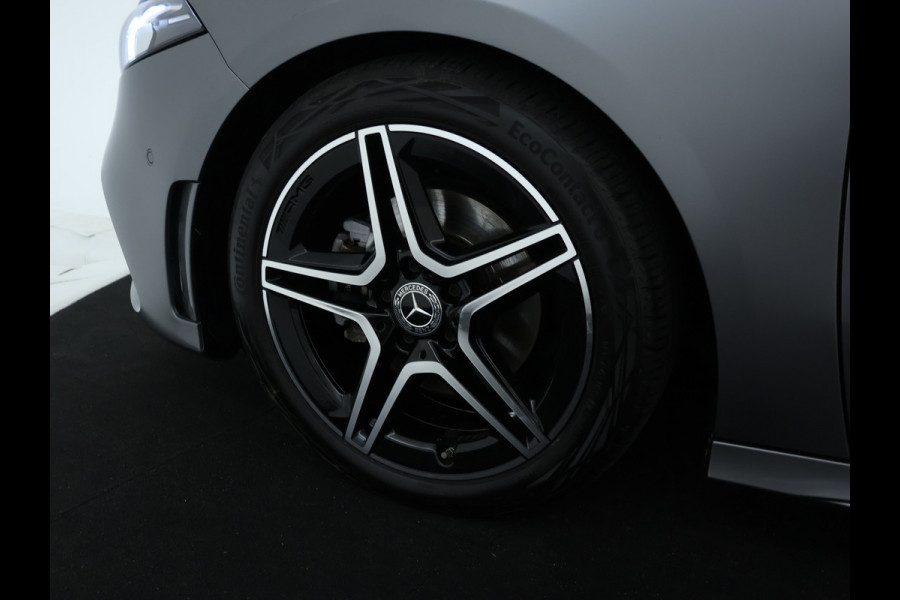 Mercedes-Benz A-Klasse 180 Business Solution AMG | AMG Line | Night Pakket | Panorama Schuif-Kanteldak | Sfeerverlichting | Inclusief 24 maanden MB Certified garantie voor Europa.
