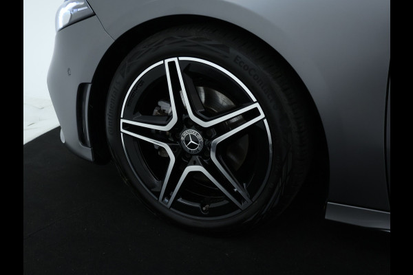 Mercedes-Benz A-Klasse 180 Business Solution AMG | AMG Line | Night Pakket | Panorama Schuif-Kanteldak | Sfeerverlichting | Inclusief 24 maanden MB Certified garantie voor Europa.