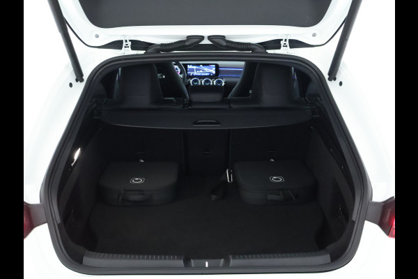 Mercedes-Benz CLA-Klasse Shooting Brake 250 e AMG Line | Edition AMG Line | Panorama Schuif-Kanteldak | 19 Inch AMG Velgen | AC en DC laden | Stuur en Stoelverwarming | Inclusief 24 maanden MB Certified garantie voor Europa.