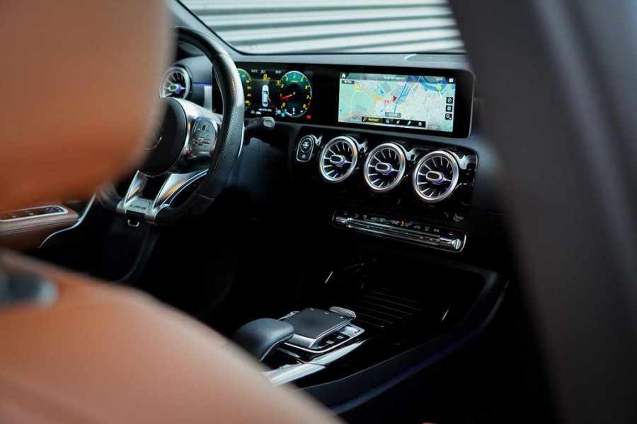 Mercedes-Benz A-Klasse AMG 35 4M / Memory / Rij-Assistentie / Night / Sfeerverlichting / Leder