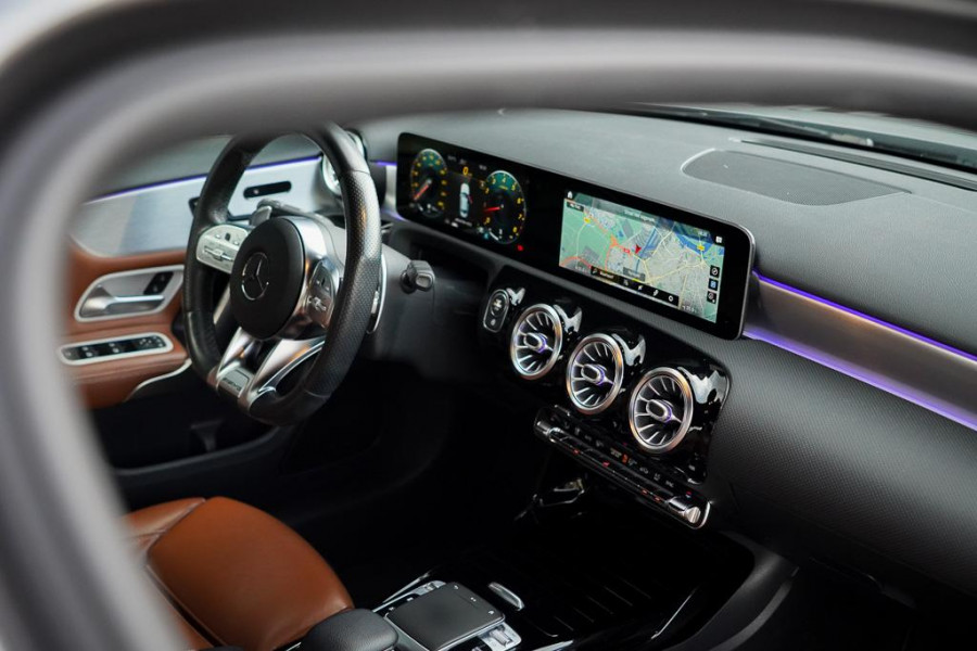 Mercedes-Benz A-Klasse AMG 35 4M / Memory / Rij-Assistentie / Night / Sfeerverlichting / Leder