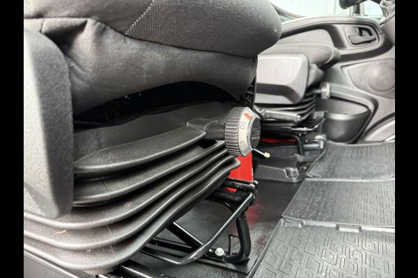 Iveco Daily 35S18 3.0 180 PK AUTOMAAT / DUBBELE CABINE / TREKHAAK / CAMERA / CRUISE / NAVI / 3500 KG AHG