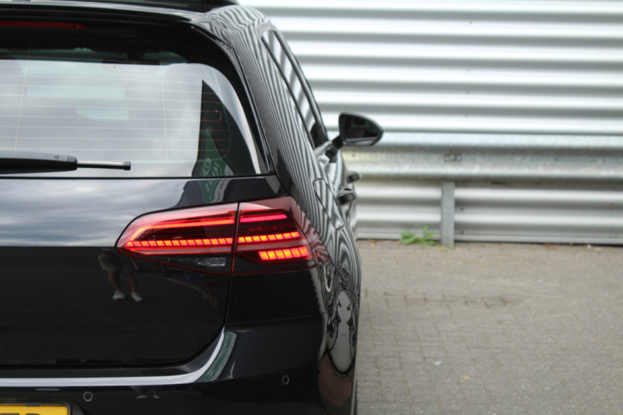 Volkswagen Golf 2.0 TSI 290pk GTI TCR DSG7 Panoramadak Clima Cruise Navi Camera Akrapovic Dig. Cockpit 18"LMV