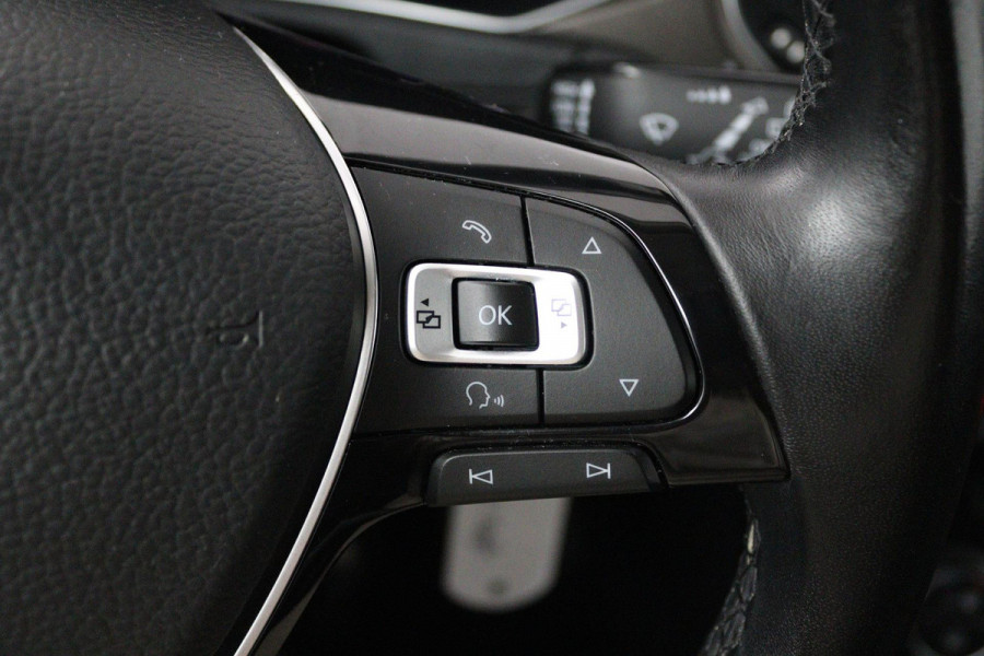 Volkswagen T-Roc 1.0 TSI Style (DIGITALE COCKPIT, PARKEERSENSOREN, CRUISE CONTROL ADAPTIEF, CARPLAY NAVIGATIE, NL-AUTO)