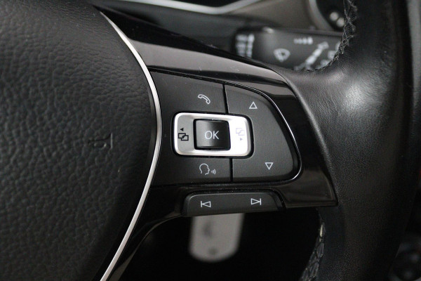 Volkswagen T-Roc 1.0 TSI Style (DIGITALE COCKPIT, PARKEERSENSOREN, CRUISE CONTROL ADAPTIEF, CARPLAY NAVIGATIE, NL-AUTO)