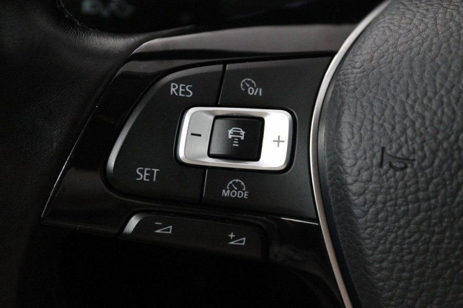 Volkswagen T-Roc 1.0 TSI Style (DIGITALE COCKPIT, PARKEERSENSOREN, CRUISE CONTROL ADAPTIEF, CARPLAY NAVIGATIE, NL-AUTO)