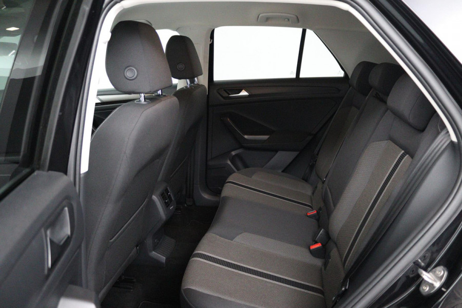 Volkswagen T-Roc 1.0 TSI Style (DIGITALE COCKPIT, PARKEERSENSOREN, CRUISE CONTROL ADAPTIEF, CARPLAY NAVIGATIE, NL-AUTO)