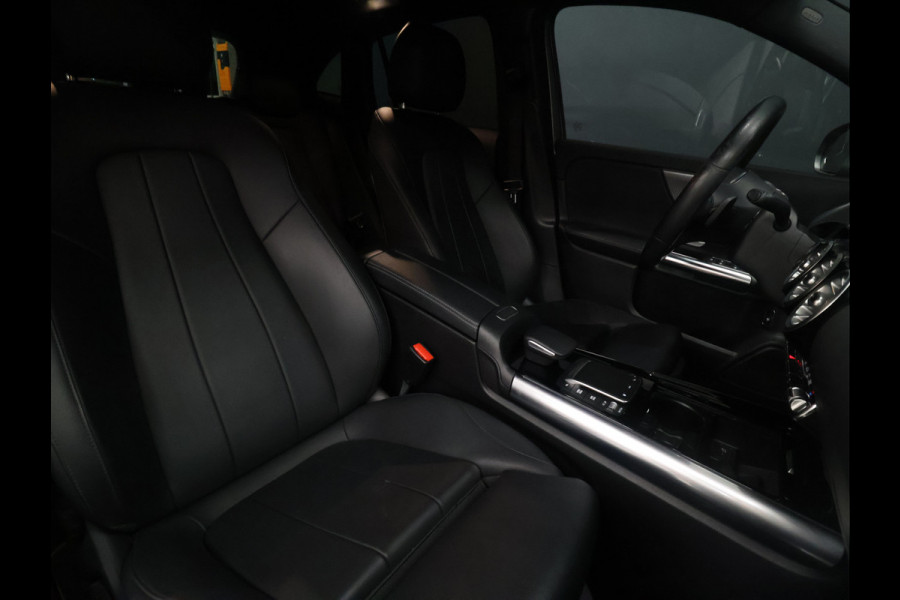 Mercedes-Benz GLA 200 Business Solution Luxury [CAMERA, PDC 360, APPLE CARPLAY, ANDROID AUTO, SFEERVERLICHTING, CRUISE CONTROL, STOELVERWARMING, AUTO AIRCO, NAVIGATIE, NIEUWSTAAT]