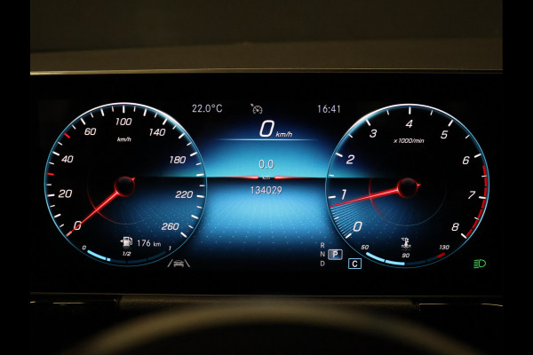 Mercedes-Benz GLA 200 Business Solution Luxury [CAMERA, PDC 360, APPLE CARPLAY, ANDROID AUTO, SFEERVERLICHTING, CRUISE CONTROL, STOELVERWARMING, AUTO AIRCO, NAVIGATIE, NIEUWSTAAT]