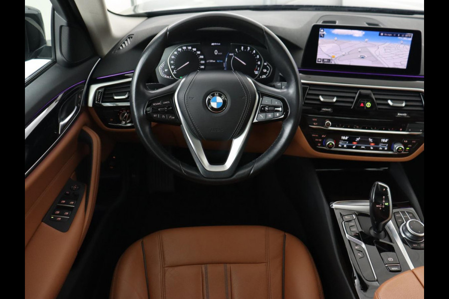 BMW 5 Serie 530e Executive | Panoramadak | Leder | Stoelverwarming | Adaptief LED | Carplay | Sfeerverlichting | Keyless | Camera | Achterbankverwarming | Navigatie