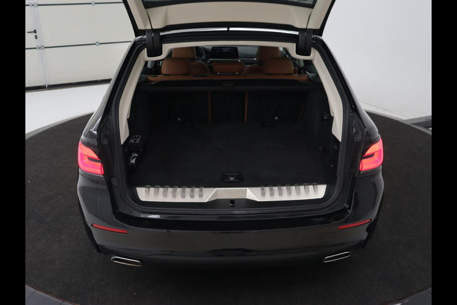 BMW 5 Serie 530e Executive | Panoramadak | Leder | Stoelverwarming | Adaptief LED | Carplay | Sfeerverlichting | Keyless | Camera | Achterbankverwarming | Navigatie